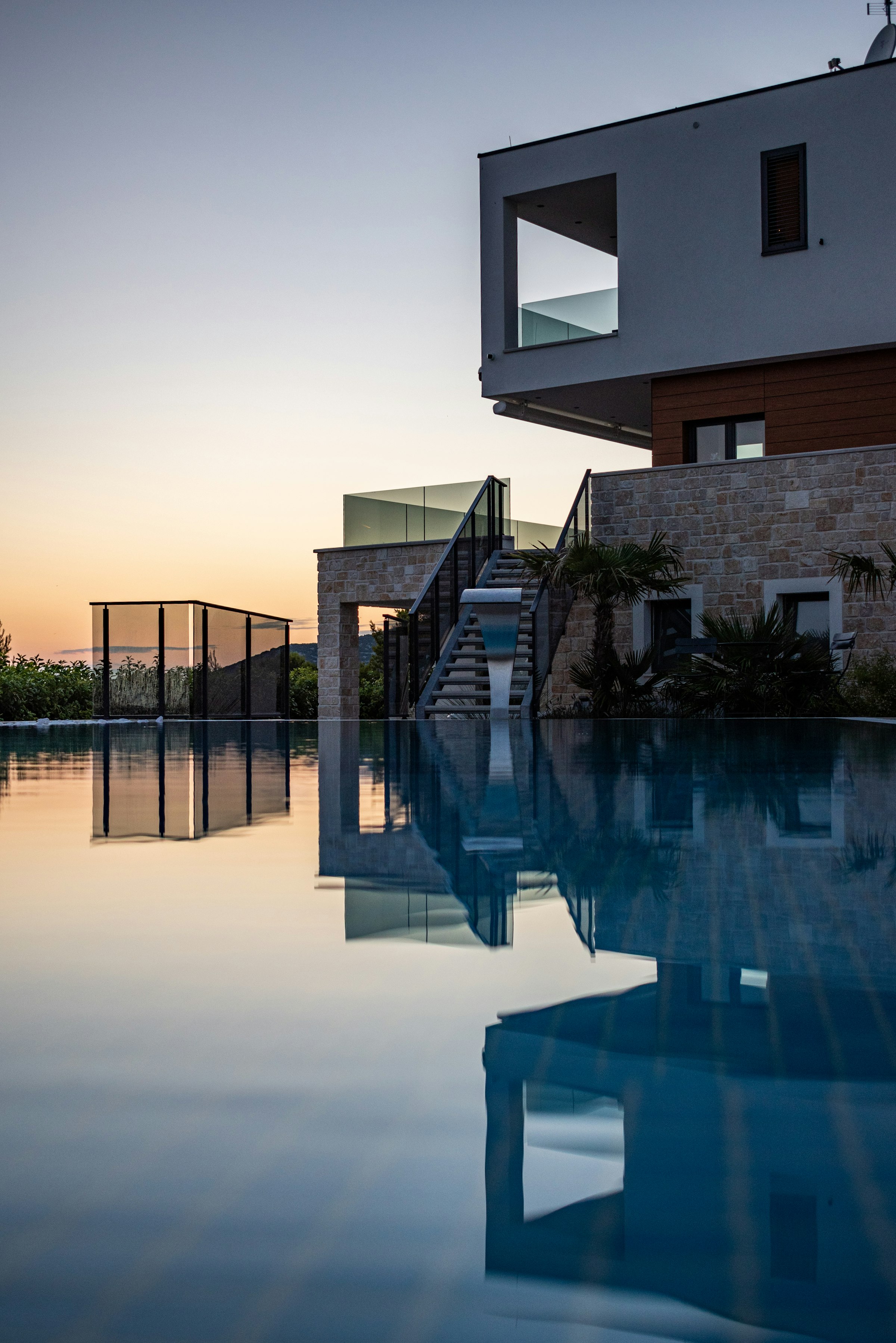 Veranda facing the west water